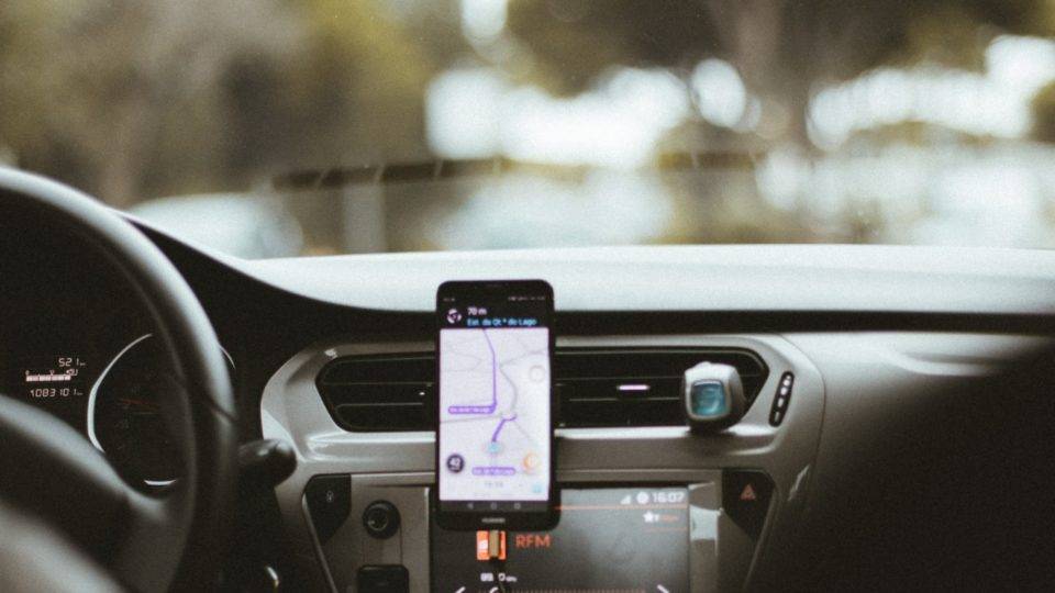 Uber amplia ajuda financeira a motoristas e inclui quem integra grupo de risco Motoristas que fazem parte do grupo de risco agora podem receber o benefício por até 14 dias.