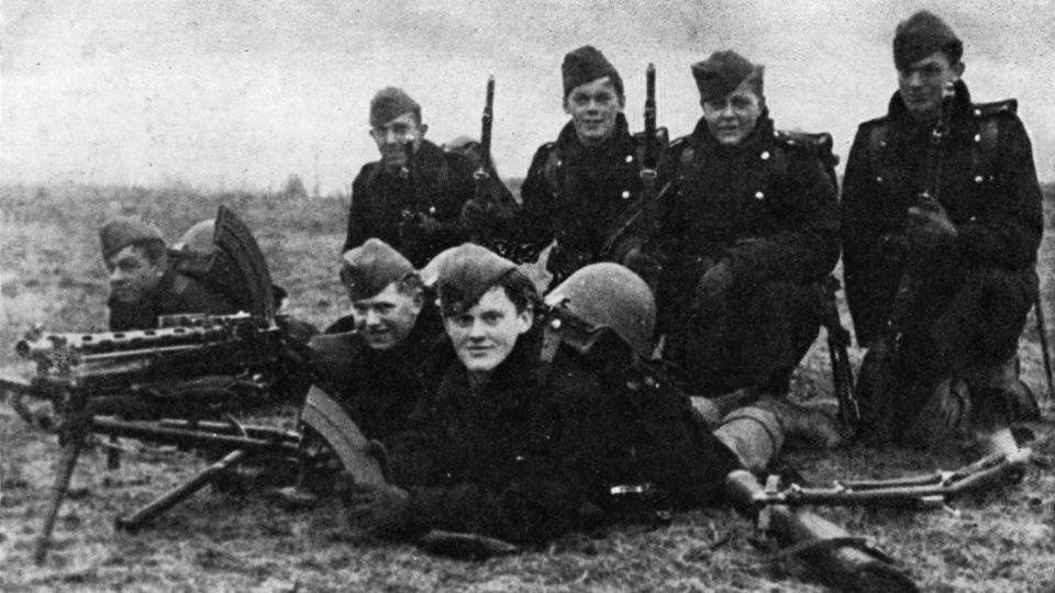Clube Churchill: a história dos meninos dinamarqueses que enfrentaram Hitler Jovens soldados dinamarqueses tentam conter as tropas invasoras nazistas.