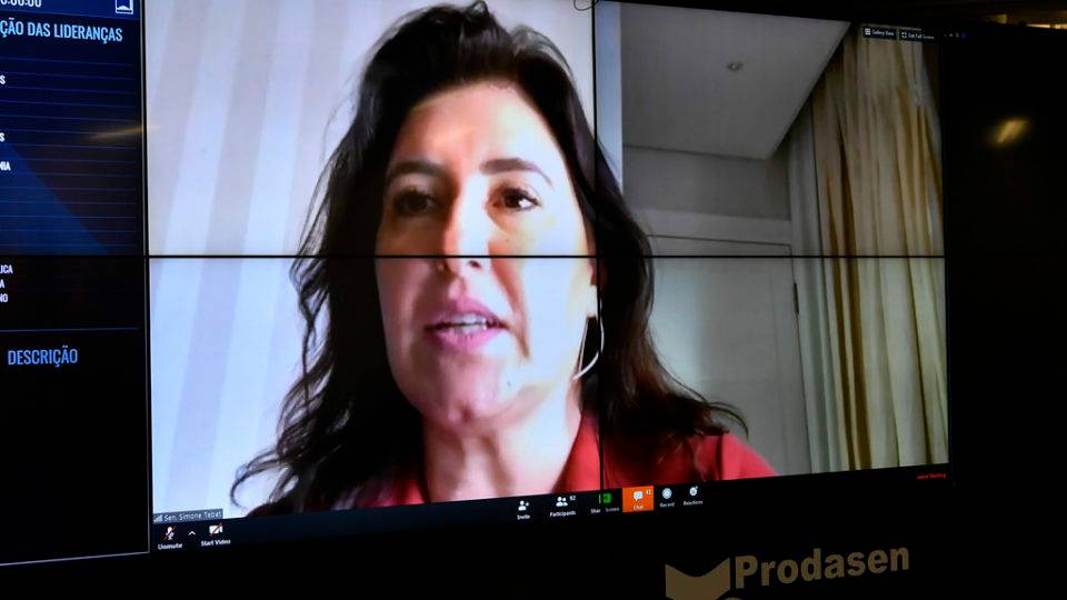 A senadora Simone Tebet (MDB-MS) em sessão virtual do Senado: trabalho aumentou, mesmo a distância.