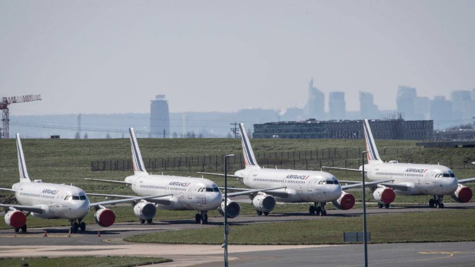Como a crise do coronavírus se compara à Grande Depressão de 1929 Aviões parados em aeroporto de Paris: economia espera reabertura.