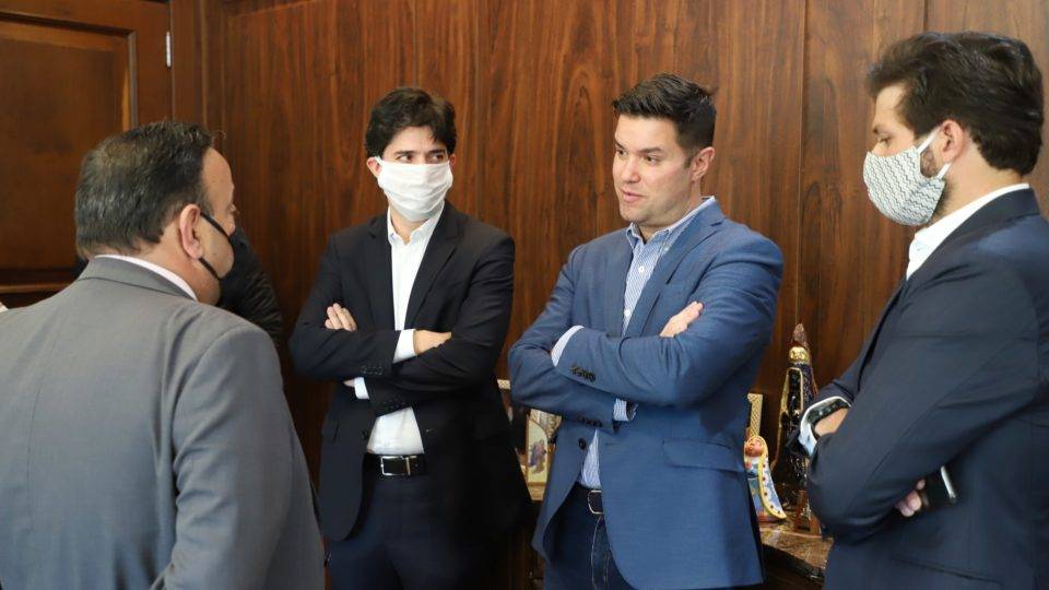 Governo do PR esboça orçamento de 2021 e fala em rombo de R$ 3 bilhões neste ano Guto Silva conversa com o líder da base na Assembleia Legislativa, deputado estadual Hussein Bakri (PSD). Na foto, também estão o secretário do Planejamento e Projetos Estruturantes, Valdemar Bernardo Jorge, e o deputado estadual Tiago Amaral (PSB), vice-líder da bancada de Ratinho Junior