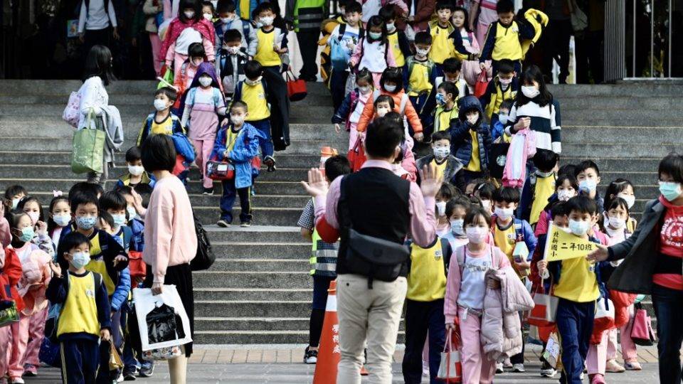 Taiwan acusa OMS de ter ignorado informações sobre coronavírus na China. Entenda as críticas Crianças usando máscaras de proteção deixam escola primária em Nova Taipé, Taiwan, 3 de março de 2020
