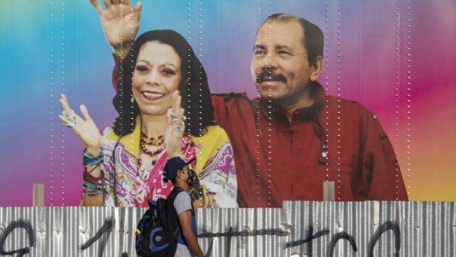 Mural com a imagem do ditador da Nicarágua, Daniel Ortega, e sua esposa e vice-presidente, Rosario Murillo, em Manágua, 14 de abril de 2020. Ortega fez sua primeira aparição pública depois de 34 dias