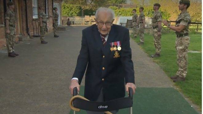 Veterano britânico de 99 anos arrecada R$ 85 mi para sistema de saúde dando voltas no jardim com andador
