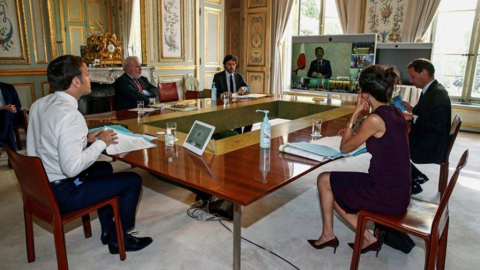 EUA: líderes do G7 pediram revisão completa e reforma da OMS, em meio à pandemia O presidente da França, Emmanuel Macron, em videoconferência com líderes do G7 sobre a coordenação da resposta à pandemia de Covid-19, no palácio presidencial em Paris, 16 de abril