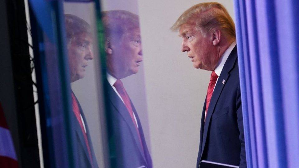 Trump anuncia plano de reabertura da economia nos EUA e deixa decisão final para governadores O presidente dos EUA, Donald Trump, chega para entrevista coletiva diária na Casa Branca, 16 de abril. Trump anunciou recomendações para a reabertura da economia no país