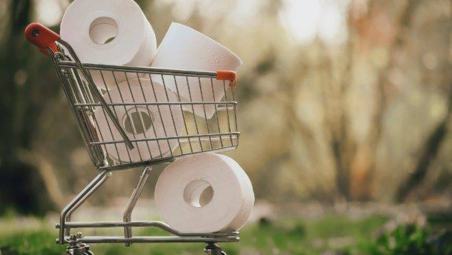O rolo de papel higiênico virou símbolo do pânico na crise do coronavírus.
