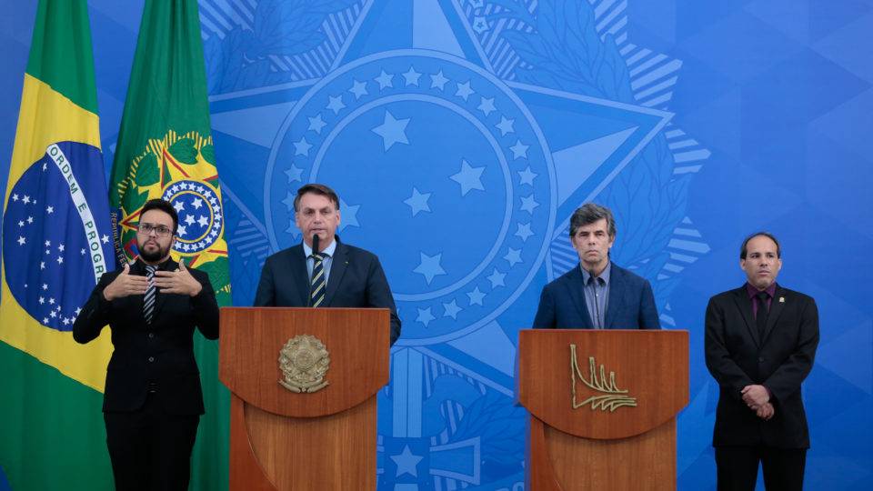 Imprudência do governo brasileiro perante pandemia é típica de revolucionários Jair Bolsonaro e o ministro da Saúde, Nelson Teich