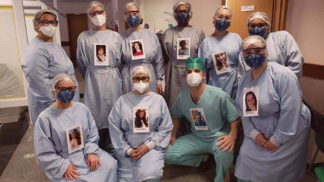 Equipe do Hospital do Trabalhador fazendo o registro dos retratos.