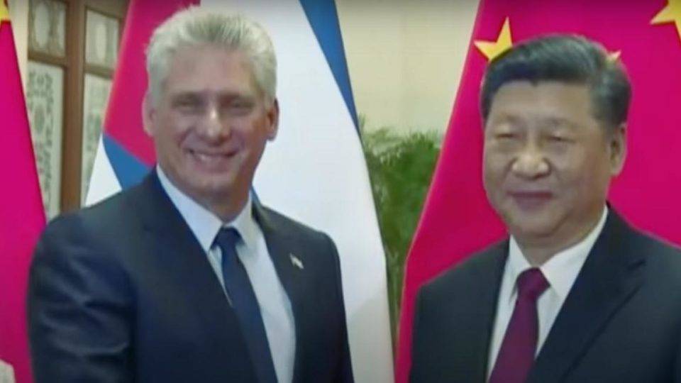 Cuba, o regime parasita, encontrou um novo hospedeiro: a China O presidente de Cuba, Miguel Díaz-Canel, e da China, Xi Jinping, se encontram em Pequim