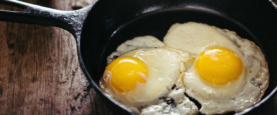 Para ser considerada fritura, o alimento precisa ser preparado com gordura – seja ela em pouca quantidade, como no preparo de um ovo estralado, ou em muita, na fritura por imersão. Foto: Gabriel Gurrola / Unsplash