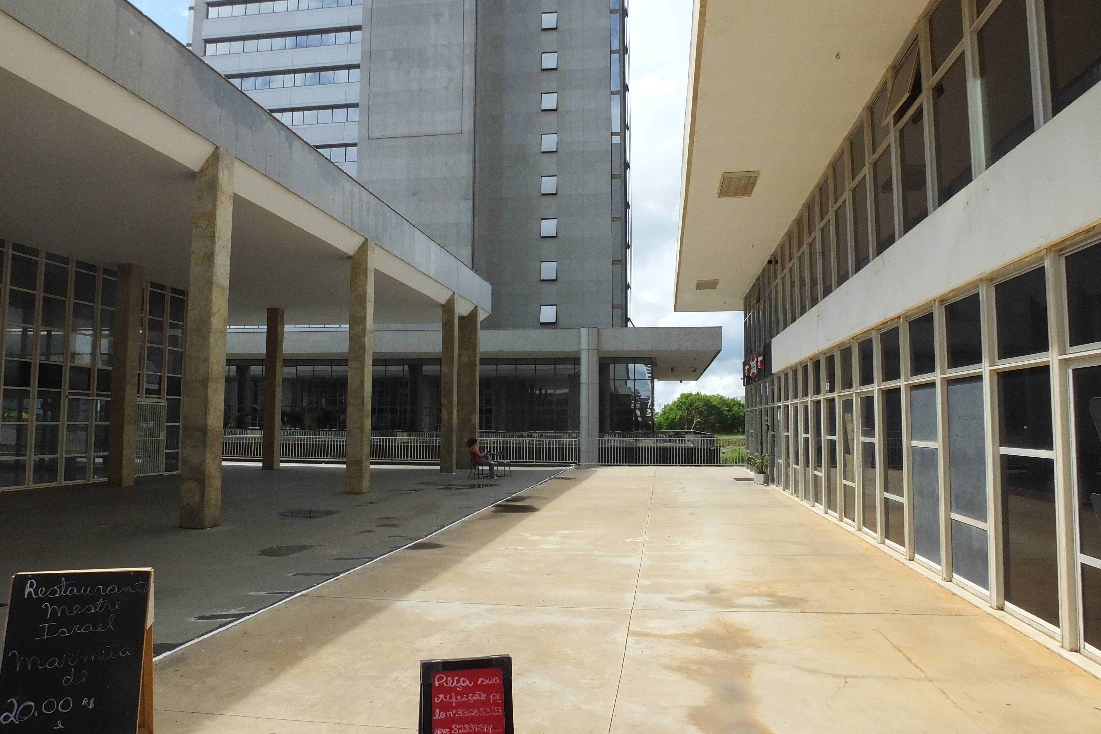 A plataforma do Setor Bancário Norte, que deveria ser livre e integrar o térreo dos edifícios, é repleta de interrupções que dificultam a fluxo dos pedestres. A plataforma do Setor Bancário Norte, que deveria ser livre e integrar o térreo dos edifícios, é repleta de interrupções que dificultam a fluxo dos pedestres.