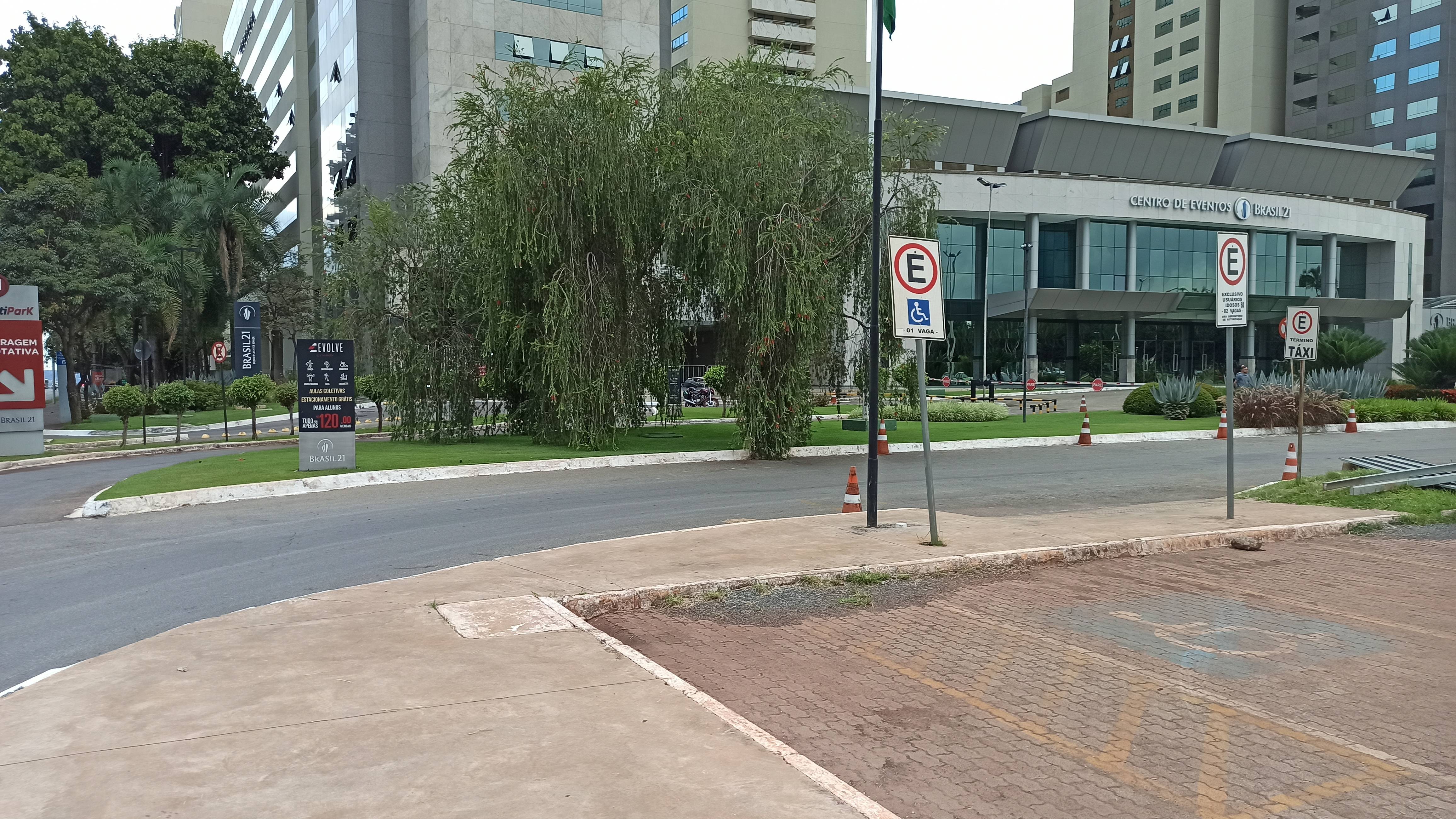 O empreendimento não conta com fachadas ativas, criando pouca relação com o contexto urbano onde está inserido. E os acessos criam interrupções que obrigam o pedestre a fazer desvios indesejáveis. O empreendimento não conta com fachadas ativas, criando pouca relação com o contexto urbano onde está inserido. E os acessos criam interrupções que obrigam o pedestre a fazer desvios indesejáveis.