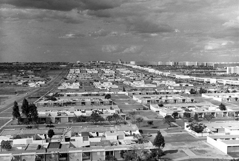 Brasília e seus contrastes: a cidade planejada sem desenho urbano Brasília em 1964: cidade planejada, mas sem desenho urbano.