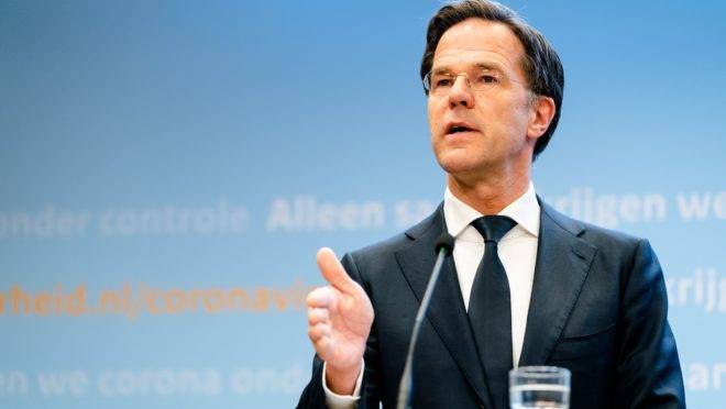 Mark Rutte, primeiro-ministro da Holanda, falando em coletiva de imprensa sobre as medidas de combate à pandemia de coronavírus no país