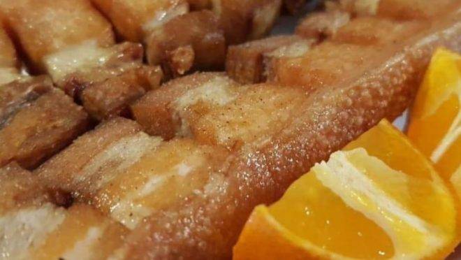 O Torresmo do Gordo & Magro é primeiro assado e depois finalizado na fritadeira. Fica crocante como ele só. E agora chega em casa.