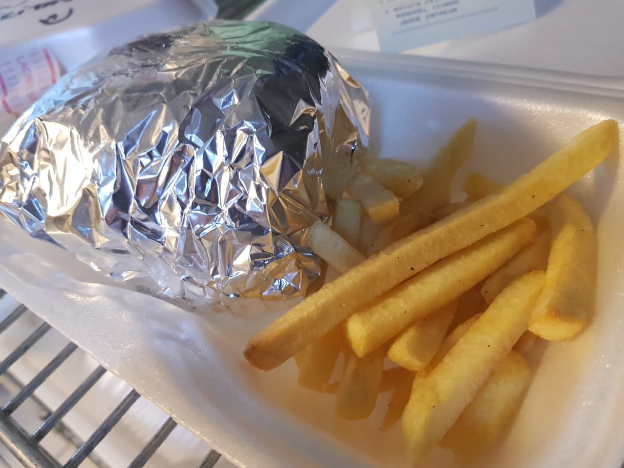 Embalagem de Hambúrguer com fritas do Gordo & Magro pronta para ser fechada e seguir para a entrega. Embalagem de Hambúrguer com fritas do Gordo & Magro pronta para ser fechada e seguir para a entrega.