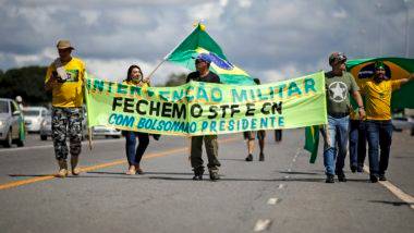 Manifestantes pregam abertamente uma intervenção militar e o fechamento do STF e do Congresso durante ato público em Brasília, no último domingo (19).