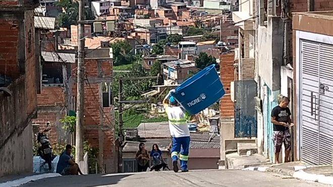 Investimentos em saneamento foram afetados pela crise da Covid-19. Em São Paulo, a Sabesp distribuiu caixas d'água em comunidades carentes