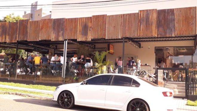 Bar em Curitiba no feriado de Tiradentes: gente sem máscara e sem respeitar distância social de 1,5 m.