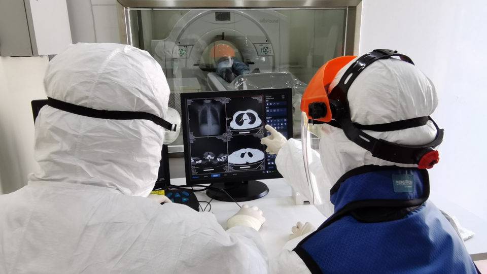 Inovação e tecnologia permitiram à China lidar melhor com Covid-19 Médicos fazem diagnóstico com auxílio de IA: mais produtividade, menos erros.