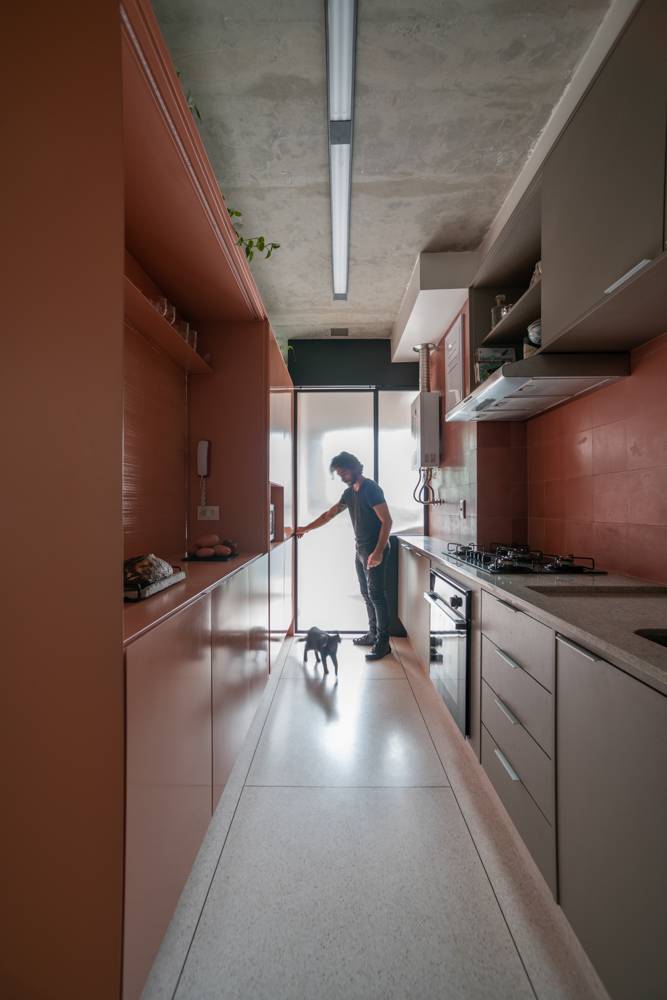 Cozinha corredor com a lavanderia ao fundo, separada por uma porta de correr. Cozinha corredor com a lavanderia ao fundo, separada por uma porta de correr.