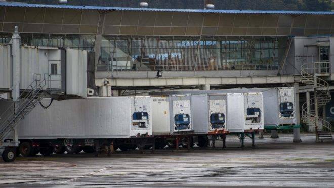 Caminhões frigoríficos que serão usados como necrotério temporário em centro de convenções que foi transformado em hospital de campanha com 370 leitos para atender pacientes de Covid-19 em Quito, Equador, 23 de abril de 2020