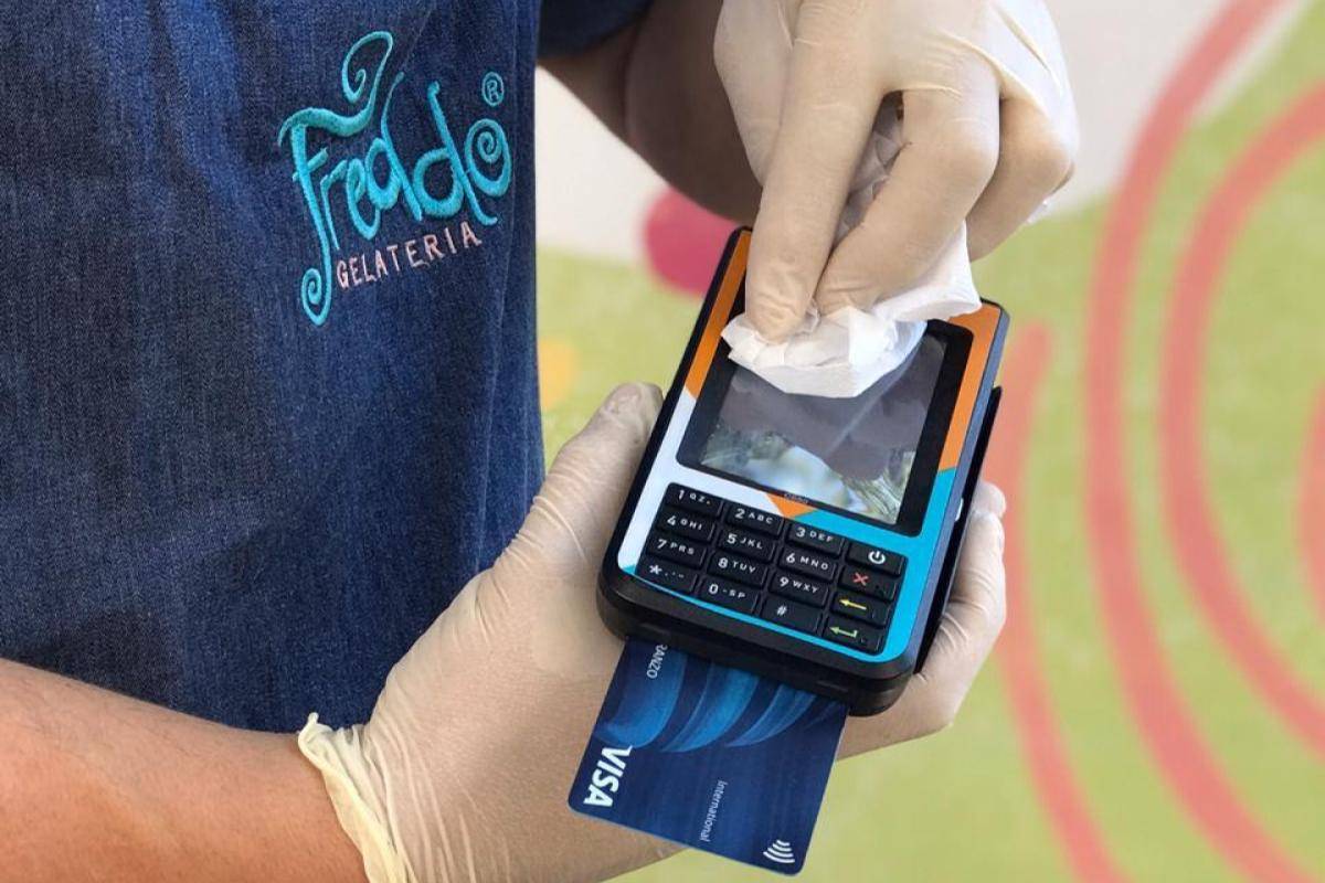 Na gelateria Freddo, em Curitiba, as máquinas são desinfetadas a cada uso.