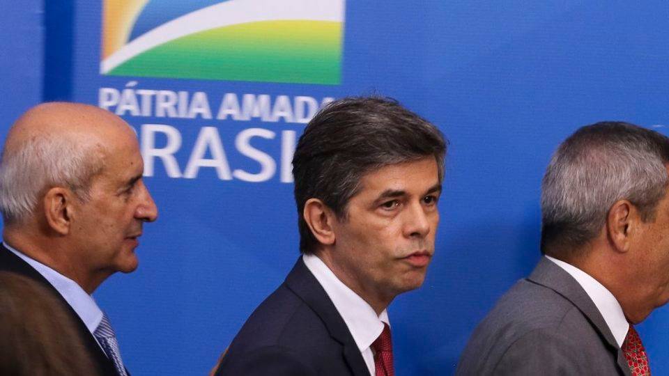 Ministro da Saúde, Nelson Teich, promete anunciar plano com diretrizes para afrouxar isolamento nos próximos dias.