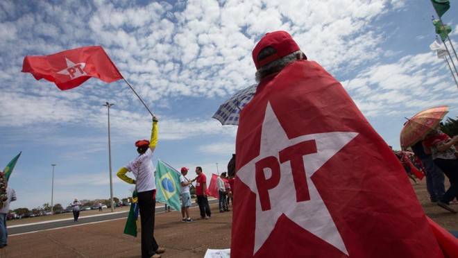 TSE vai decidir sobre ação que pede extinção do registro de partido político do PT.