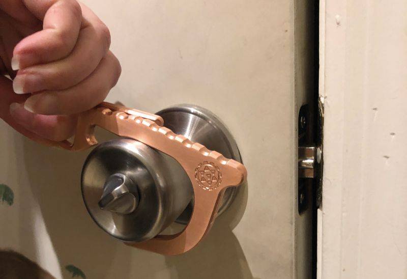 Virus Hook é um gancho multiuso que serve como abridor de maçanetas e de garrafas, além de apertador de botões. Foto: Divulgação Virus Hook é um gancho multiuso que serve como abridor de maçanetas e de garrafas, além de apertador de botões. Foto: Divulgação