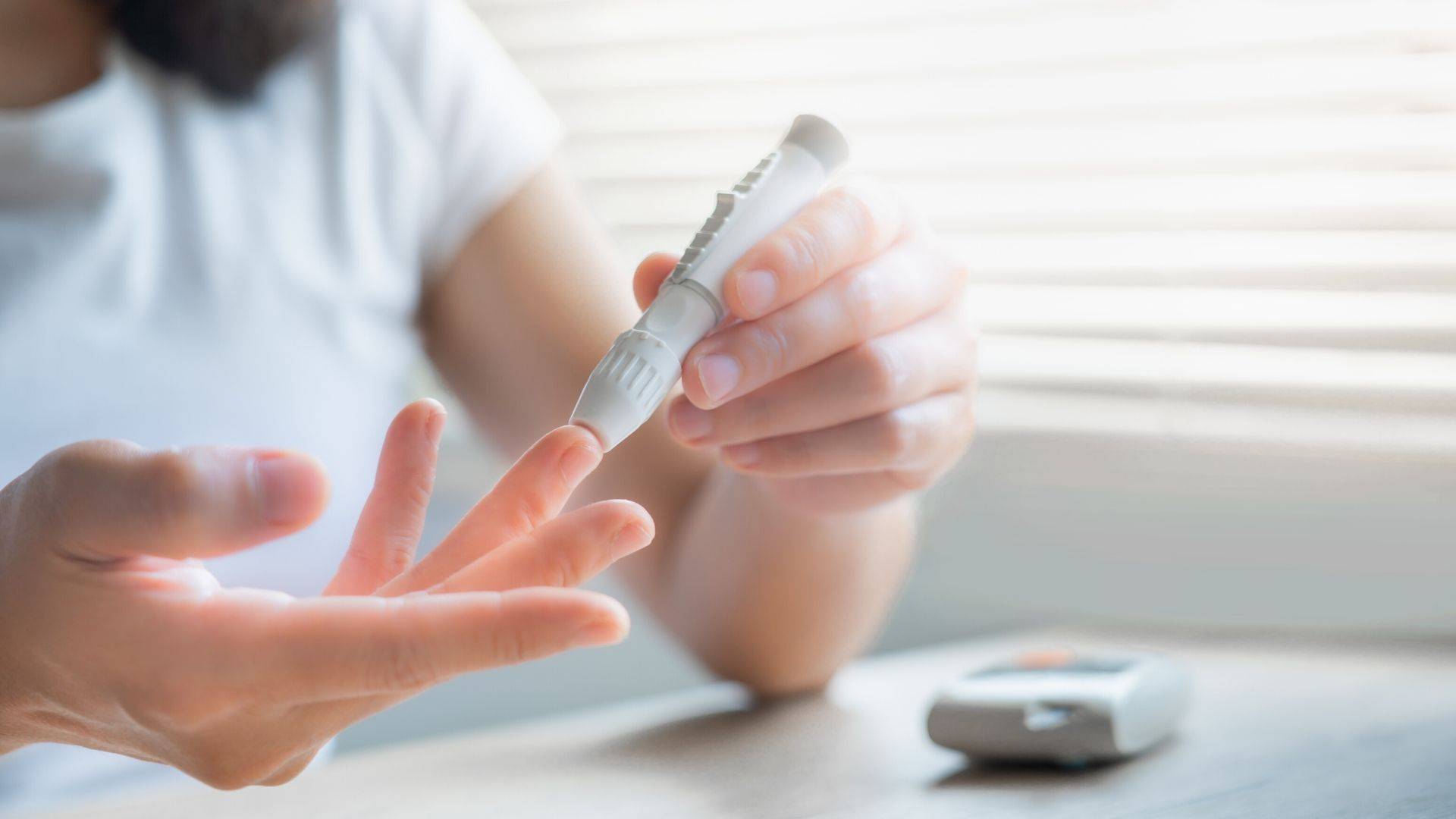 Monitorar constantemente a glicemia evita crises mais graves