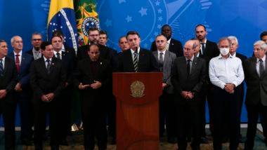 O presidente da República, Jair Bolsonaro, faz Pronunciamento no Palácio do Planalto ao lado de ministros, em 24/04/2000