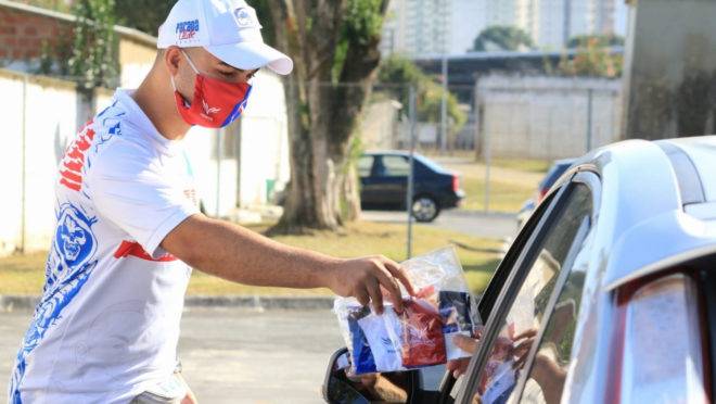 Torcedores do Paraná compraram máscaras personalizadas