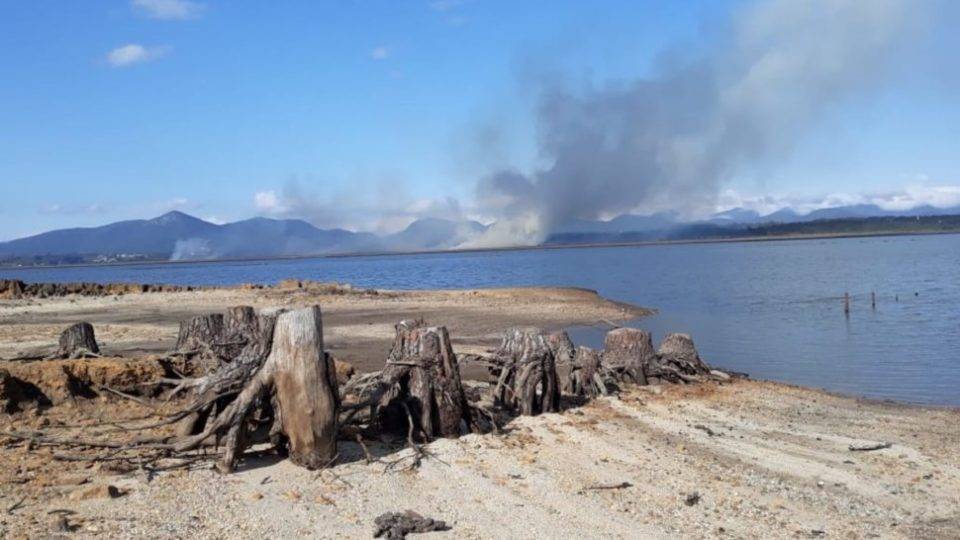 Incêndio em área de manancial pode prejudicar abastecimento de água na RMC Incêndio próximo a reservatório da Sanepar