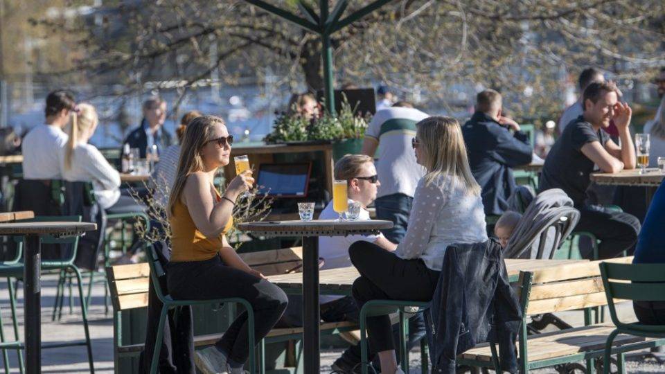 Resposta da Suécia ao coronavírus divide opiniões. O que o país está fazendo Pessoas aproveitam o clima quente de primavera em Estocolmo, 22 de abril de 2020. A Suécia não impôs medidas de confinamento como o restante da Europa e pediu que as pessoas tivessem responsabilidade e seguissem as recomendações