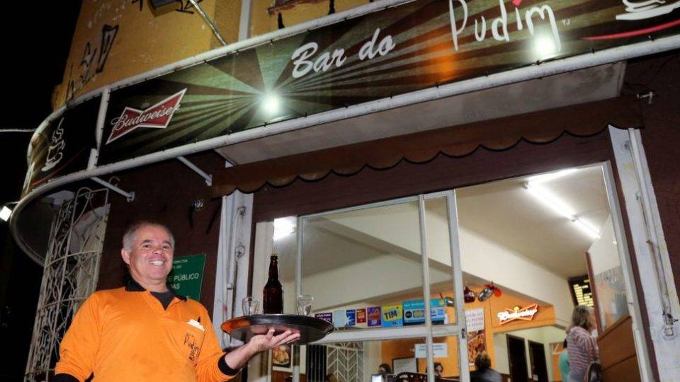 Após 52 anos de atividade, Bar do Pudim anuncia que vai fechar Na foto o Sr. Miltinho, garçon do Bar do Pudim, localizado no bairro Alto do São Francisco