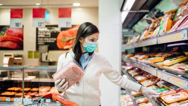 especial-pandemia-e-gastronomia-carne-Shopper With Mask Safely Buying For Groceries Due To Coronavirus