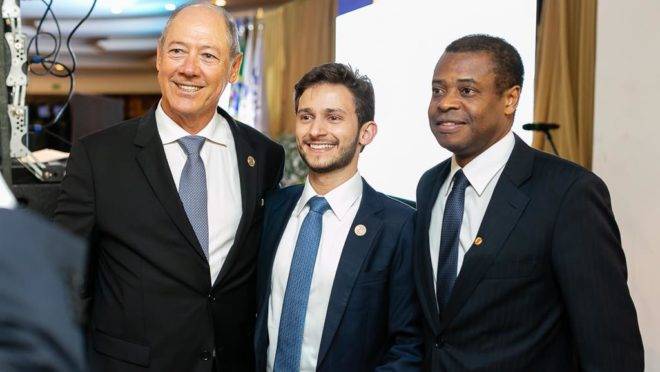 Bernardo Campos, ao centro, entre o presidente da ACP, Camilo Turmina, e o vereador Herivelto Oliveira (Cidadania)