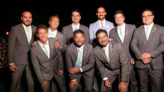 Eduardo Bolsonaro com seus padrinhos de casamento, entre eles Jorge Oliveira (à direita).