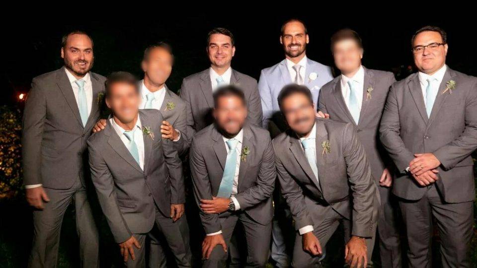 Eduardo Bolsonaro com seus padrinhos de casamento, entre eles Jorge Oliveira (à direita).