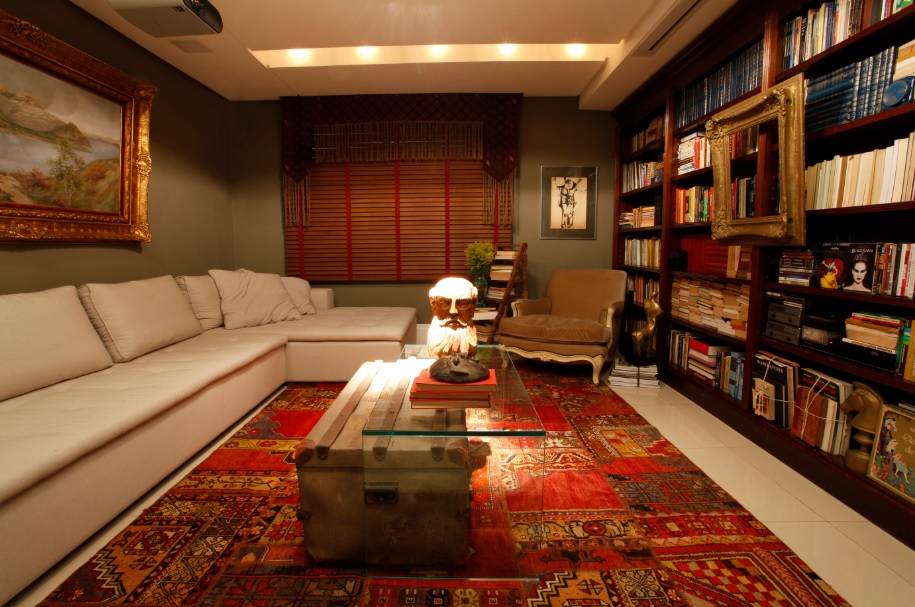 Ambiente assinado por Henrique Steyer combina elementos novos e antigos para uma decoração com personalidade e sem cara de showroom. Ambiente assinado por Henrique Steyer combina elementos novos e antigos para uma decoração com personalidade e sem cara de showroom.