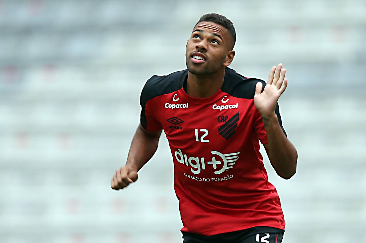 Renan Lodi, ex-lateral do Furacão. Renan Lodi, ex-lateral do Furacão.