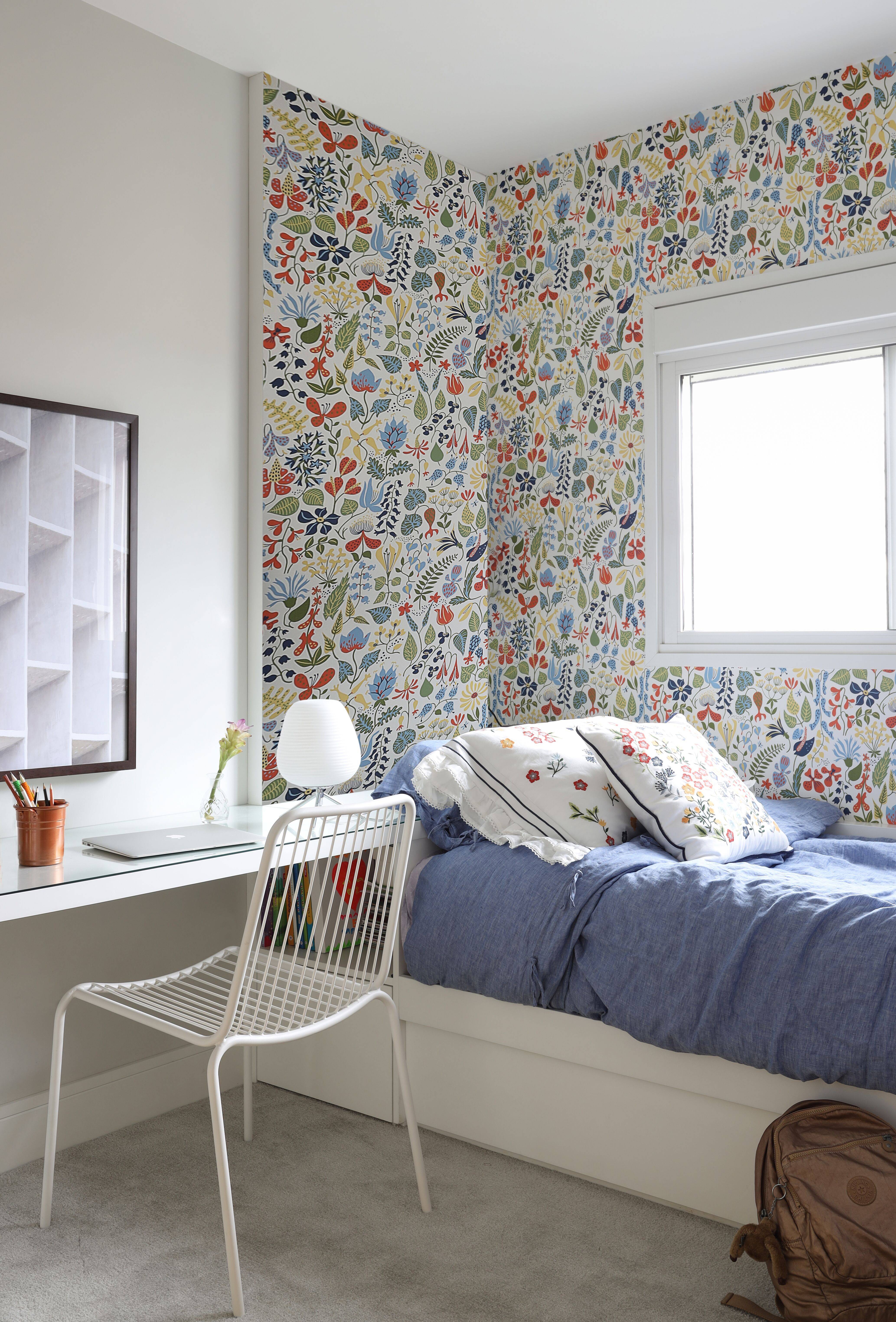 No quarto de uma das crianças, o floral escandinavo com pegada maximalista torna o espaço mais lúdico e divertido. No quarto de uma das crianças, o floral escandinavo com pegada maximalista torna o espaço mais lúdico e divertido.