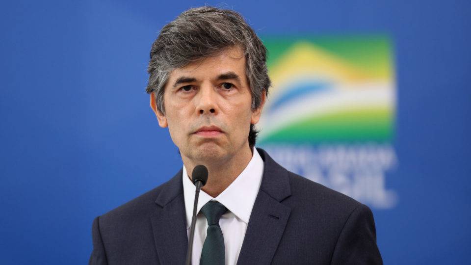 Nelson Teich pediu demissão após consultar hospitais sobre cloroquina