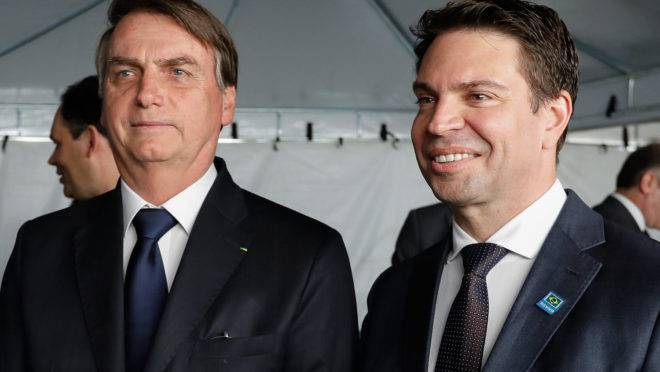 Presidente Jair Bolsonaro e o novo chefe da Polícia Federal Alexandre Ramagem: proximidade com a família Bolsonaro.