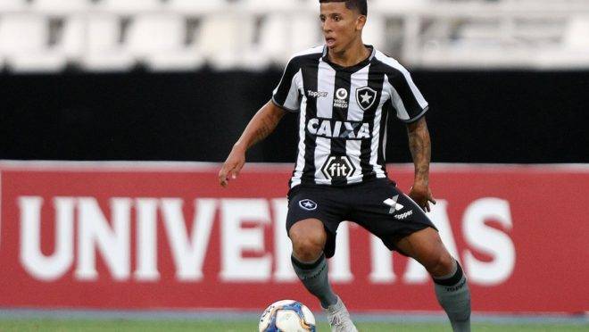 Wenderson possui pouca experiência no time profissional do Botafogo.