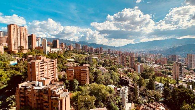 Medellín, na Colômbia, é uma das cidades representadas nas lives da maratona do Smart City Expo Curitiba.