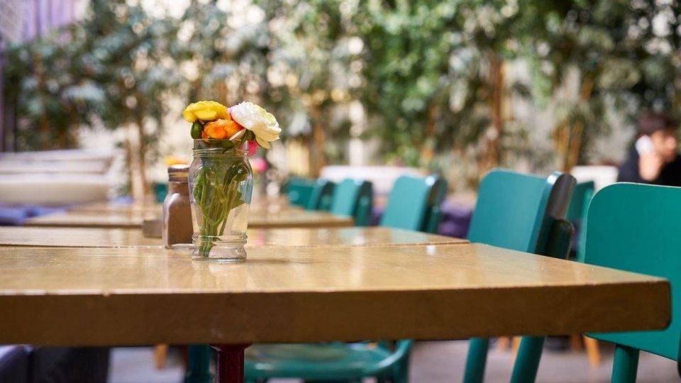 Reabriu o salão? Veja o que muda obrigatoriamente no dia a dia de bares e restaurantes Reabertura restaurantes