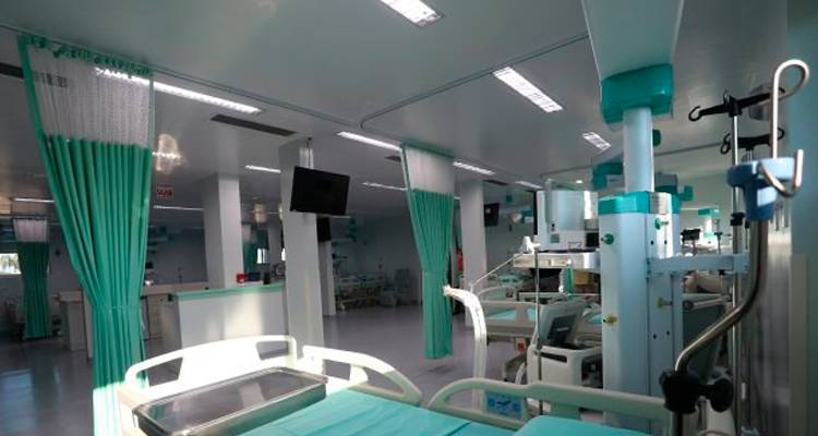 Médicos sem registro e formatura precoce: ações questionáveis no combate à Covid-19 Entidades médicas afirmam que o problema da falta de profissionais de saúde no interior dos estados não se resolve com o afrouxamento da fiscalização dos diplomas.